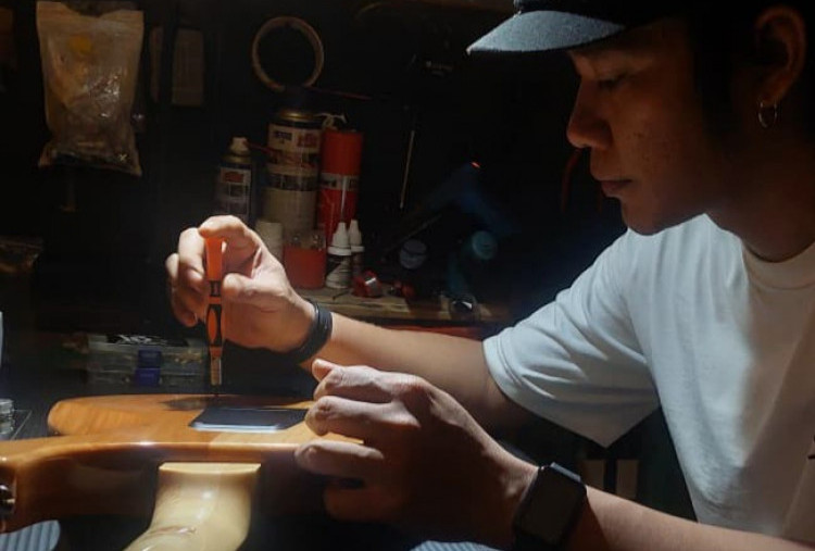 Ibenk, Satu Dekade Luthier Surabaya Merestorasi Ratusan Gitar