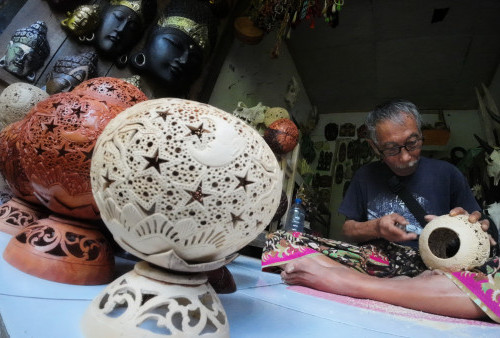 Wayan Terima, Seniman Pengukir Batok Kelapa di Tampaksiring