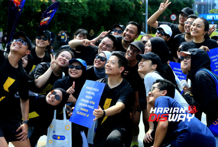 Gaery Undarsa (tengah), Co-Founder & Chief Marketing Officer tiket.com, berlari pagi bersama komunitas tiket runners di kawasan Pacific Place, Jakarta, dengan latar videotron Online Tiket Week (OTW) 2026. Kegiatan ini sekaligus menyambut kembalinya OTW setelah absen selama 1,5 tahun. (Foto: tiket.com)