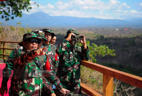 Pangdam V/Brawijaya, Farid Makruf meninjau langsung pengenalan lapangan di Situbondo, Jawa Timur, Senin 31 Juli 2023. Pengenalan lapangan operasi darat itu merupakan bagian dari Latihan Gabungan TNI 2023 yang diikuti Angkatan Darat, Angkatan Laut dan Angkatan Udara. (Julian Romadhon/Harian Disway)
