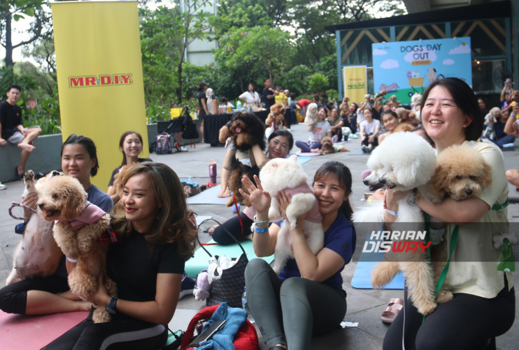 Ria Sutrisno, Head of Marketing MR.D.I.Y. Indonesia (kedua dari kanan), menghadiri acara 