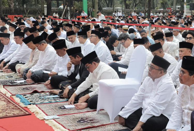 Pramono Anung Ajak Warga Jaga Jakarta Usai Salat Id di Balai Kota