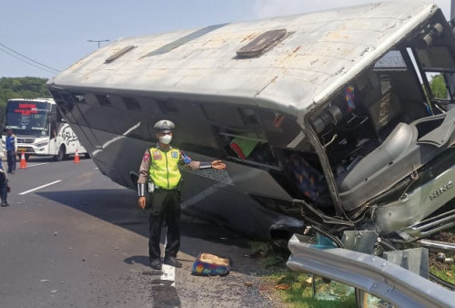 Hendak Jemput Keluarga di Juanda, Mobil Warga Malang Tertimpa Bus di Tol