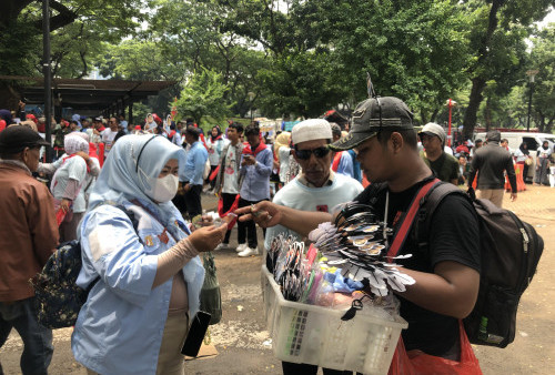 Laris Manis, Pedagang Bando Ini Raup Keuntungan Rp 3 Juta Sekali Jualan di Kampanye Akbar Prabowo-Gibran di GBK