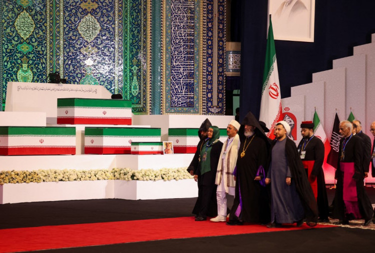 Pejabat Tinggi Iran dan Delegasi Internasional Beri Penghormatan Terakhir kepada Ali Khamenei