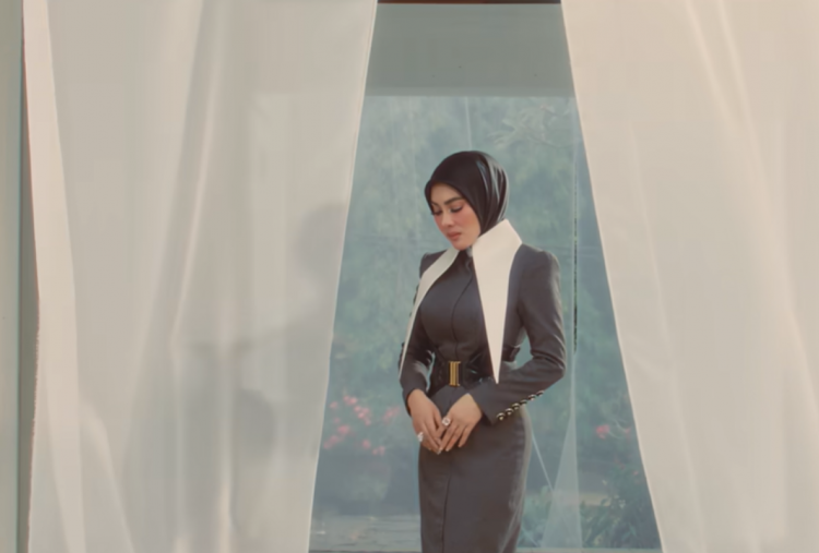 Lirik Lagu Kau yang Utama - Syahrini Lengkap Makna, Comeback Tentang Menemukan Cinta
