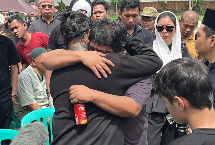 Isak Haru Iringi Pemakaman Lula Lahfah, Reza Arap: Mari Kita Kirim Doa Terbaik