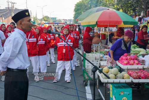 Warga mengikuti upacara bendera di Pasar Tradisional Karang Menjangan, Surabaya, Jawa Timur, Kamis, 17 Agustus 2023. Upacara bendera yang diikuti sebanyak 20 warga itu dilaksanakan dalam rangka memperingati HUT ke-78 Kemerdekaan RI. (Ahmad Rijaluddin Erlangga/Harian Disway)
