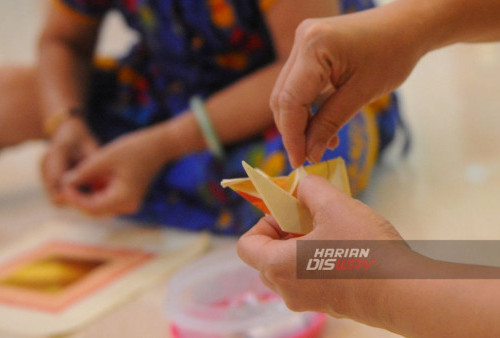 Umat Tionghoa mengikuti ritual Jie Shi Siang An di Kelenteng Ba De Miao (Delapan Kebajikan) Surabaya, Jawa Timur, Sabtu, 3 Februari 2024. Jie Shi Siang An atau Sembayang menghantar para suci naik ini digelar sepekan menjelang imlek tersebut sebagai penghormatan kepada para suci. (Julian Romadhon/Harian Disway)
