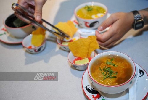 Karyawan melakukan proses pembuatan 3 menu unik yang menjadi andalan yaitu, es rawon, es bakso dan es soto di Kollabora, Surabaya, Jawa Timur, Jumat, 11 Agustus 2023. Tiga menu minuman unik dengan bahan baku utama jamu tradisional (jamu iboe) itu yang bertujuan untuk memperkenalkan keanekaragaman kuliner khas daerah agar lebih dikenal oleh masyarakat jelang HUT RI. (Julian Romadhon/Harian Disway)

