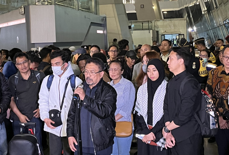 Momen Haru saat WNI dari Iran Tiba di Tanah Air: Alhamdulillah Bu!