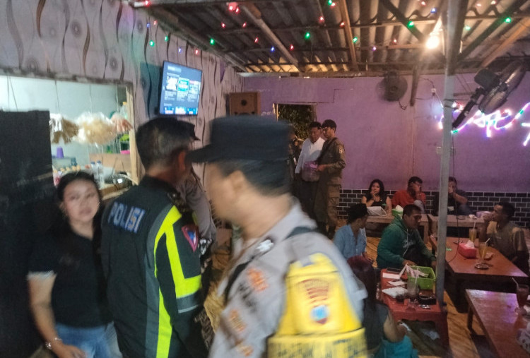 Polsek Kenjeran Amankan Belasan Botol Miras dari Dua Kafe