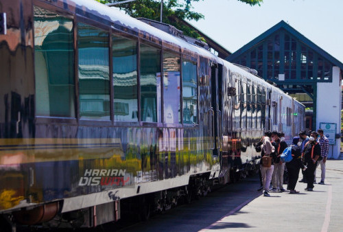 Warga mengunjungi bengkel kereta api Balai Yasa saat Open House PT KAI Surabaya, Jawa Timur, Minggu 25 September 2022. Kegiatan Open House tersebut merupakan rangkaian untuk menyambut HUT ke-77 KAI. Open House itu dilakukan agar masyarakat dapat melihat secara langsung bengkel kereta api yang dibangun pada 1879 itu. 