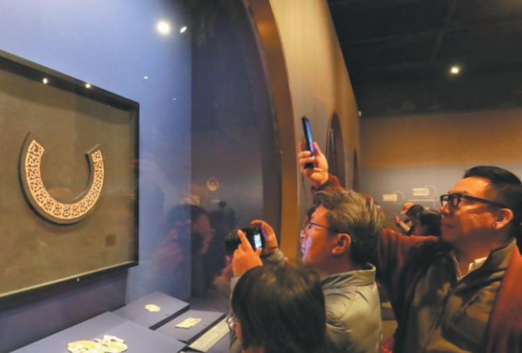 Kilauan Emas Kuno: Pameran Baru Ungkap Sejarah Panjang Seni Emas Tiongkok