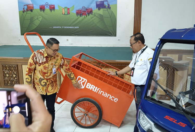 BRI Finance Alat Bantu Angkutan Sampah ke Dinas LH DKI Jakarta, Ada Gerobak dan Sepeda Motor Listrik