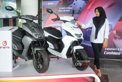 Pengunjung mengamati Motor listrik saat peluncuran EVITS (Electric Vehicle ITS) di Graha 10 November kompleks kampus ITS Surabaya, Jawa Timur, Senin, 22 Januari 2024. Produk Motor listrik EVITS tersebut menggunakan baterai lithium-ion yang mampu menempuh jarak 60 kilometer dengan kecepatan maksimum 50 hingga 60 kilometer/jam dan dipasarkan dengan harga Rp29.900.000. (Julian Romadhon/Harian Disway)