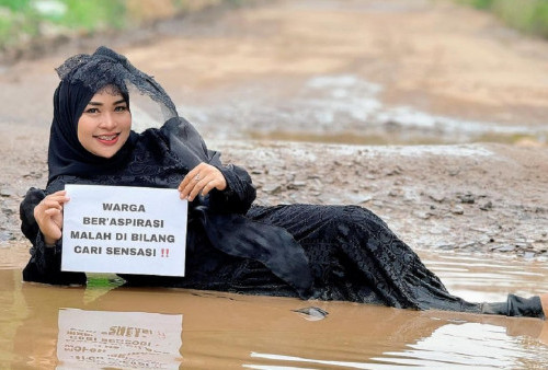 Selebgram Lampung Ummu Hani Berpose Bak Model di Kubangan Lumpur, Kritik Pemkab Soal Jalan Rusak