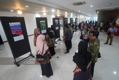 Sejumlah tamu undangan dan pihak sponsor menghadiri ajang Anugrah Pewarta Foto Indonesia (APFI) 2023 yang digelar di Alun-alun Surabaya, Komplek Balai Pemuda Surabaya, Jawa Timur, Jumat (12/5/2023). Ajang Anugrah Pewarta Foto Indonesia (APFI) 2023 yang digelar oleh Pewarta Foto Indonesia (PFI) telah menyeleksi sebanyak 2.512 karya foto dari sebanyak 300 wartawan foto se Indonesia. Selama 12 jam para juri memilih 13 foto terbaik dari 7 katagori. (foto: Julian Romadhon)
