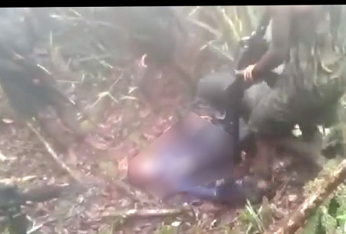 Aksi KKB Papua Aniaya Sosok yang Disebut Anggota Brimob Beredar, Sebby Sambom: Kami Tembak 2 Anggota Pasukan