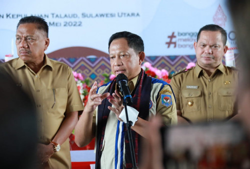Blusukan Bareng Mahfud MD ke Pulau Miangas, Tito: Tolong Catat Pak Bupati Minta Berapa