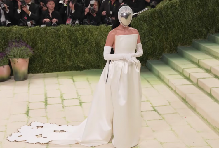 7 Gaun Unik di Met Gala 2026: Katy Perry Pakai Helm, Heidi Klum Jadi Patung Marmer