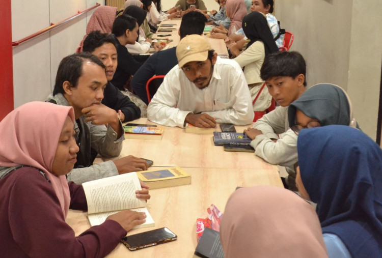 Ngabubookread ala Surabaya Book Party: Silent Reading, Lalu Bahas Buku dalam Kelompok
