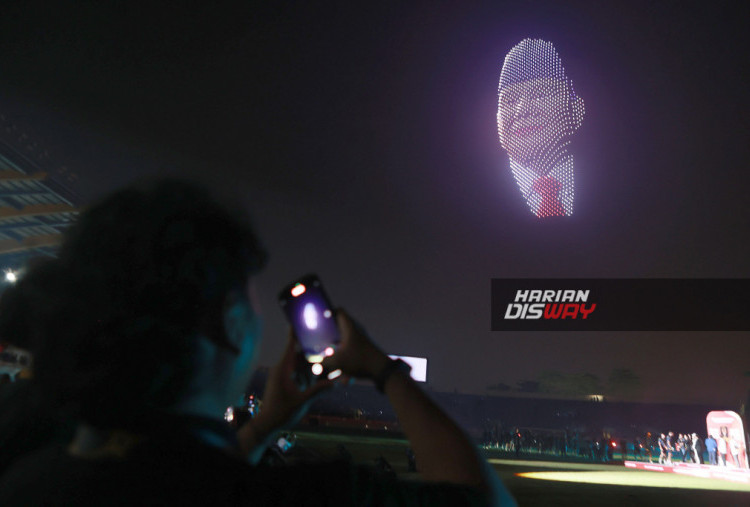 Penutupan Piala Presiden 2025 berlangsung megah dan penuh makna di Stadion Si Jalak Harupat, Kabupaten Bandung, Jawa Barat, pada Minggu (13/7/2025). Momen puncak acara dimeriahkan oleh atraksi spektakuler 1.400 drone yang membentuk berbagai formasi di langit malam, termasuk wajah Presiden Republik Indonesia, Prabowo Subianto. Selain pertunjukan drone, suasana juga semarak berkat penampilan 2.500 anak dari Sekolah Sepak Bola (SSB) dan alunan khas budaya Sunda dari 250 pemain angklung Saung Angklung Udjo. Perpaduan teknologi, olahraga, dan seni budaya ini menjadi penutup yang berkesan dalam ajang sepak bola bergengsi Tanah Air. — Haritsah Almudatsir/Harian Disway