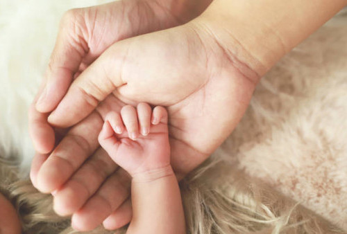 7 Manfaat Skin to Skin dengan Bayi yang Sayang Dilewatkan Bunda dan Ayah