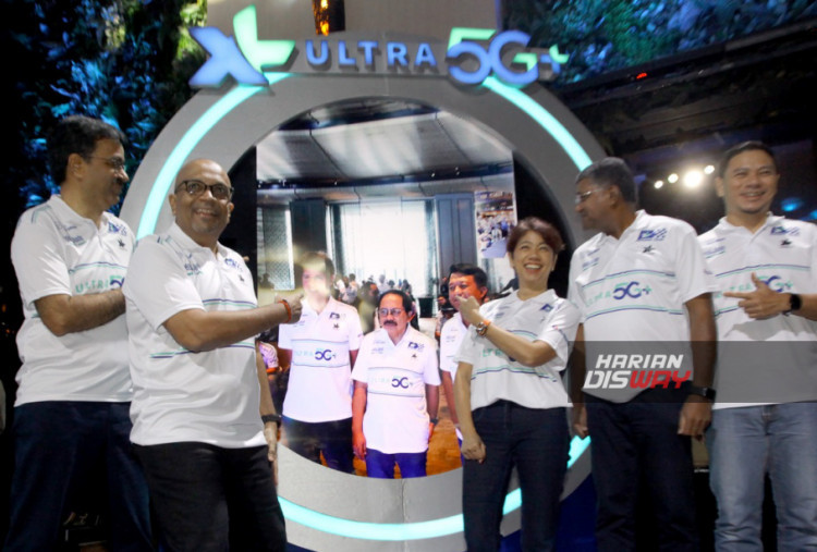 Dari kiri : Presiden Direktur & CEO XLSMART Rajeev Sethi, Direktur & Chief Integration Officer XLSMART Sanjay Vagashia, Direktur & Chief Information Technology Officer XLSMART Yessie D. Yosetya, Direktur & Chief Technology Officer XLSMART Shurish Subbramaniam, dan Direktur & Chief Strategy & Home Business Officer XLSMART Feiruz Ikhwan berfoto pada peluncuran layanan XL Ultra 5G+ di Jakarta, Jumat (30/1). 