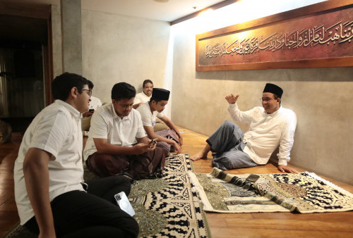 Anies Imami Salat Subuh Berjamaah bersama Keluarga sebelum Pencoblosan