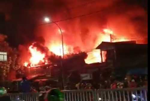Detik-detik Rumah di Kawasan Pasar Gembrong Jaktim Terbakar Hebat, Kobaran Api Membubung Tinggi 