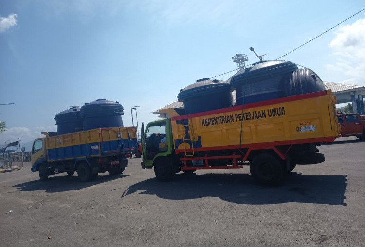 Kementerian PU Layani Air Bersih Untuk Warga Terdampak Kekeringan di Pulau Palue, NTT