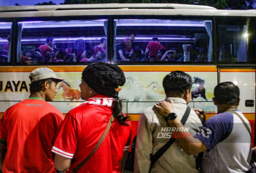 Penjemputan shuttle bus terlambat, para suporter menunggu sejak pukul 15.00 wib. Hingga pukul 18.10 wib ratusan suporter masih mengantre shuttle bus, antrean itu mengular dari Jalan Jaksa Agung Suprapto hingga Jalan Wijaya Kusuma Balai Kota Surabaya. (Moch Sahirol/Harian Disway)