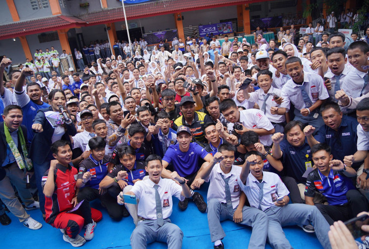 Pembalap MotoGP Toprak Razgatlioglu Mampir ke Indonesia, Sapa Langsung Siswa SMKN 39 Jakarta