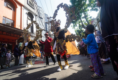 Kirab Budaya mengikuti jalannya prosesi Bersih Desa yang berlangsung di Dukuh Kupang, Surabaya, Jawa Timur, Minggu, 6 Agustus 2023. Bersih Desa atau Sedekah Bumi dengan menggelar Kirab Budaya serta mengarak gunungan dari berbagai hasil bumi tersebut sebagai wujud rasa syukur kepada Tuhan atas hasil bumi yang melimpah. (Julian Romadhon/Harian Disway)
