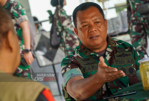 Pangdam V/Brawijaya, Mayjen TNI Farid Makruf memberikan sambutan saat berlangsungnya kegiatan Cangkrukan Bareng Media se-Jatim di Lapangan Tembak Yonif Raider 500/Sikatan Kodam V/Brawijaya Surabaya, Jawa Timur, Kamis (19/1/2023). Kegiatan Cangkrukan Bareng Media se-Jatim ini adalah bentuk sinergi dengan media yang terus dijalin oleh Kodam V Brawijaya yang dikemas sederhana dengan lomba menembak antar awak media de Jatim. Adapun misi khusus Pangdam V/Brawijaya, Mayjen TNI Farid Makruf di masa tugasnya di Jawa Timur yaitu bisa melihat suporter Persebaya (Bonek) dan pendukung Arema (Aremania) bisa menonton pertandingan bersama dengan aman dan nyaman.