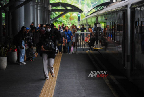 Calon penumpang antri memasuki gerbong kereta api Sritanjung jurusan Yogyakarta saat berhenti di Stasiun Surabaya Gubeng, Jawa Timur, Minggu, 10 Desember 2023. PT KAI (Persero) Daop 8 Surabaya mencatat sebanyak 126.802 tiket terjual dari total sebanyak 422.676 yang disediakan oleh KAI Daop 8 Surabaya untuk periode musim Natal 2023 dan Tahun Baru 2024. Jumlah ini telah mencapai 30% dari kapasitas yang disediakan oleh KAI Daop 8 Surabaya. (Julian Romadhon/Harian Disway)
