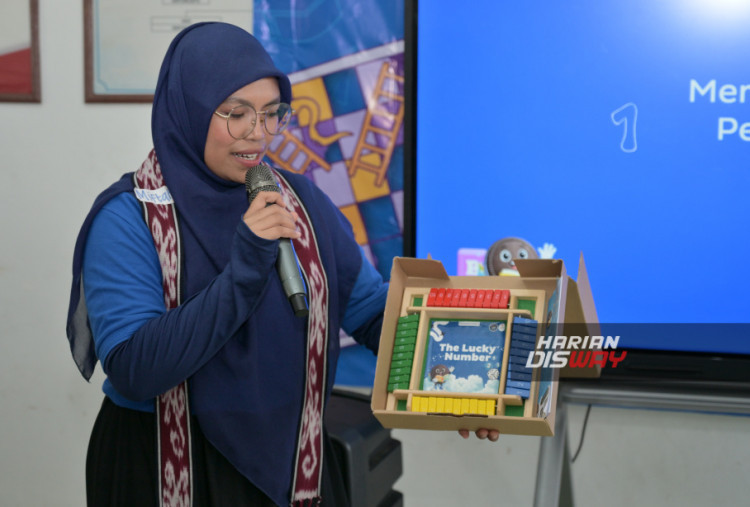 Program tersebut menghadirkan 270 alat belajar interaktif yang dikembangkan untuk mendukung literasi, numerasi, sains, dan bahasa Inggris. Selain itu, pelatihan juga diberikan kepada guru, orang tua, dan komunitas guna memperkuat ekosistem pendidikan yang mendorong pembelajaran lebih aktif, menyenangkan, dan selaras dengan kurikulum nasional.