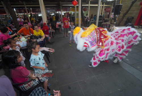 Warga melihat atraksi Barongsai dari sanggar Indolion yang menghibur para pengunjung Pasar Moderen, Fresh Market Citraland, Surabaya, Jawa Timur, Sabtu (21/1/2023). 
Atraksi Barongsai tersebut untuk menghibur para pengunjung pasar selama satu minggu kedepan untuk memperingati Tahun Baru Imlek 2023. Pertunjukan atraksi Barongsai tersebut digelar oleh pengelola Fresh Market Citraland hingga perayaan Cap GO Meh.