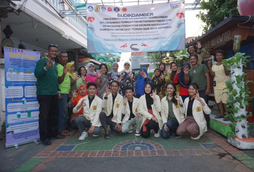 Tim UWKS Latih Warga Kampoeng Pintar Oase Tembok Gede Budidaya Ikan dalam Ember