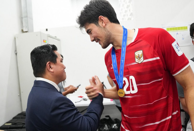 Momen Haru Elkan Baggott dan Erick Thohir Setelah Timnas Indonesia Angkat Trofi