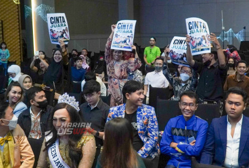 Pendukung histeris melihat aksi para peserta ketika beraksi diatas panggung Grand Final Mister Teen Indonesia – Miss Teenager Indonesia yang digelar di Ballroom Vasa Hotel Surabaya, Jawa Timur, Jumat (4/11/2022) malam. Melihat kontribusi dan eksistensi positif Mister Teen Indonesia – Miss Teenager Indonesia selama ini, pada tahun ini tercatat ada 3 entitas besar sebagai pendukung utama kompetisi ini diantaranya MS Glow Aesthetic Clinic, Bukit Darmo Golf, dan ADUPI (Asosiasi Daur Ulang Plastik Indonesia) Bersama Le Minerale dimana para pemenang tahun ini didapuk sebagai Brand Ambassador.

