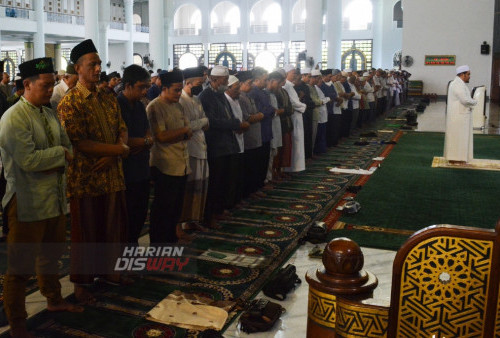 Umat Islam melaksanakan shalat gerhana matahari di Masjid Al-Akbar, Surabaya, Jawa Timur, Kamis (20/4/2023). Shalat gerhana matahari merupakan shalat sunnah anjuran dari Rasulullah Saw dan keutamaannya adalah supaya manusia mengingat kuasa Allah, mendatangkan ridlo juga ampunan Allah, dan menghadirkan rasa takut kepada Allah SWT. (foto: Syahrul Rozak Yahya)