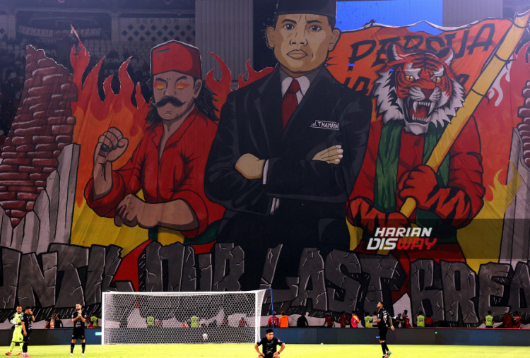 Suporter Persija Jakmania membentangkan Koreografi sebelum laga pertandingan melawan PSIM Yogyakarta dalam pertandingan lanjutan Super League 2025 di Stadion Utama Gelora Bung Karno (SUGBK), Jakarta, Jumat (28/11/2025). HARITSAH ALMUDATSIR/HARIAN DISWAY