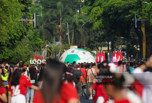 Arak-arakan bergerak dari Siola Jalan Tunjungan dan diikuti oleh berbagai komunitas, seperti, komunitas sepatu roda, sepeda kuno, BMX, Cheerleader, Hip-Hop, anak-anak SSB (Sekolah Sepak Bola),  Persebaya Surabaya, dan marching band. (Julian Romadhon/Harian Disway)