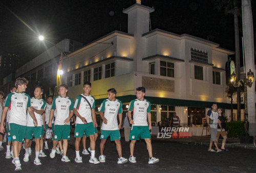 Timnas U-17 Mexico saat berjalan kaki di Jalan Tunjungan Surabaya Jawa Timur, Minggu 19 November 2023. Terlihat 29 Timnas serta Tim Officialnya tersebut berjalan kaki menyusuri UMKM di Tunjungan, banyak pengunjung yang meminta foto bersama. Disebutkan tujuan mereka untuk menikmati suasana malam hari di Kota Surabaya dan berujung berbelanja di Mall Tunjungan Plaza, Surabaya. (Moch Sahirol/Harian Disway)