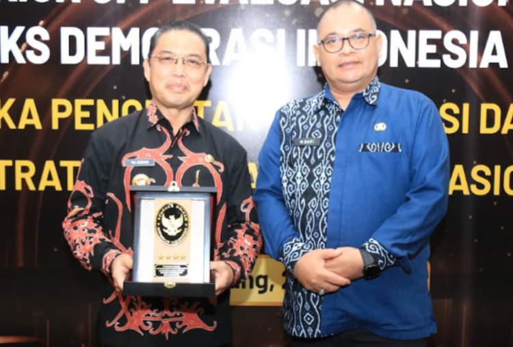 Pemprov Kalbar Raih Penghargaan Demokrasi Nasional, Ria Norsan Dorong Partisipasi Publik Terus Diperkuat