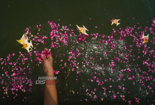 Setelah melakukan doa-doa dari pimpinan upacara di tepi pantai, Liem melakukan perjalanan dan melakukan pelarungan di tengah lautan beserta memanjakan doa agar segala hal negatif bisa hilang terseret oleh ombak lautan.
