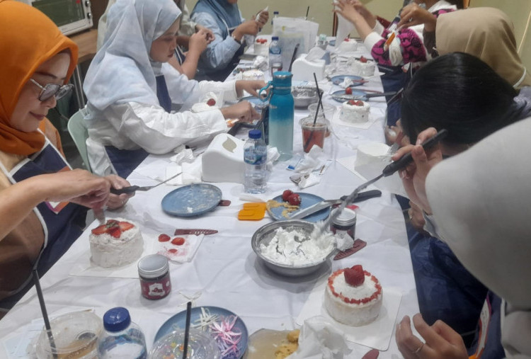 Fun Baking Class Ribbon Cake 4,5 Jam, Paling Menantang saat Mixing Putih Telur