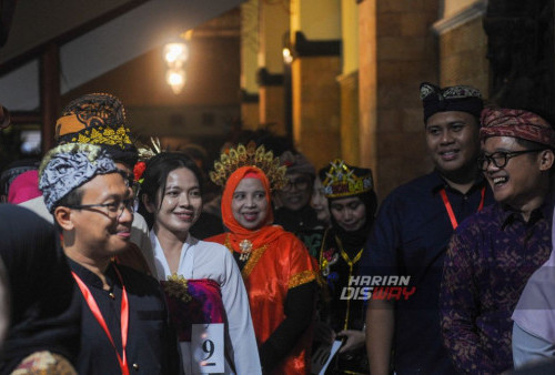 Dalam parade yang dipimpin oleh anggota delegasi AIPKI dan ISMKI, para peserta memamerkan keindahan dan kemegahan busana-busana adat yang mereka kenakan. Dari kebaya Jawa yang anggun hingga pakaian tradisional yang kaya akan warna dan motif dari daerah-daerah seperti Bali, Sumatera, dan Kalimantan, semua dipamerkan dengan bangga oleh para peserta.